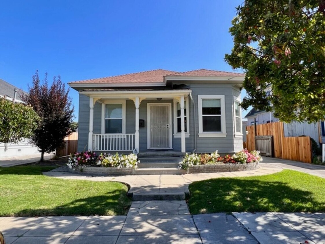 Foto principal - Historic Charm, Modern Comfort | 4BR + Den...