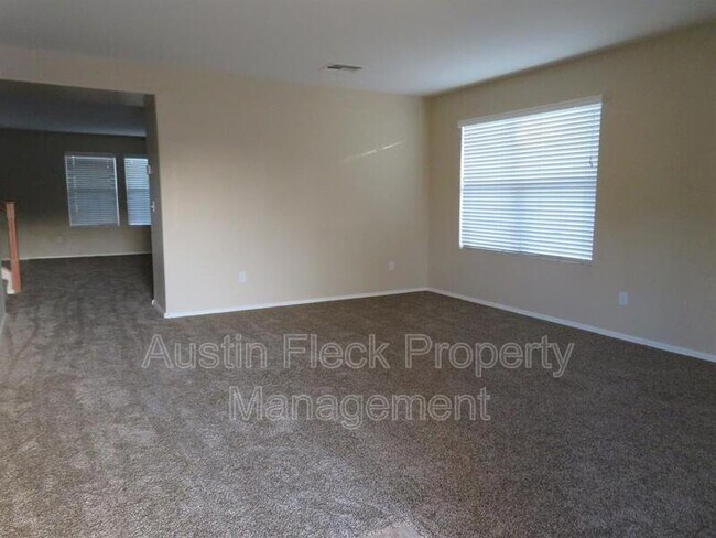 Building Photo - 1139 E Lowell Ave
