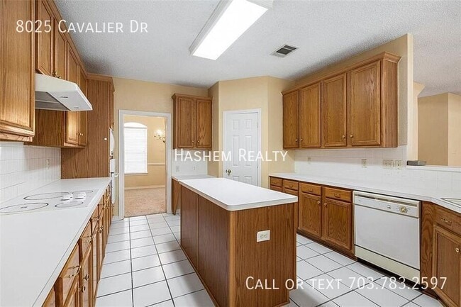 Foto del edificio - 8025 Cavalier Dr