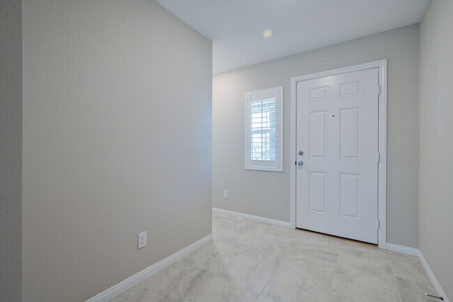 Foto del edificio - Mountains Edge!! Gated!!  4 bedrooms!! Primary Bedroom and bath down Stairs!! 2 Primary bedrooms!...