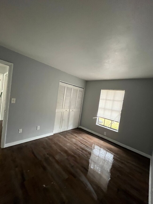 Building Photo - Updated 2/1 in Quiet Quadplex – Great Loca...