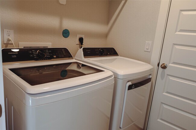 Foto del edificio - 8583 Blueberry Ash St