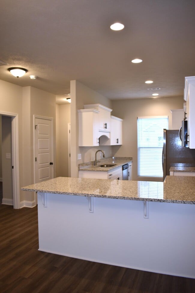 Building Photo - 554 Hardy Pt