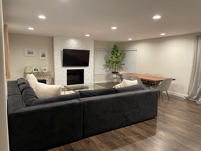 Living / Dining Room - 1229 E Wilson Ave