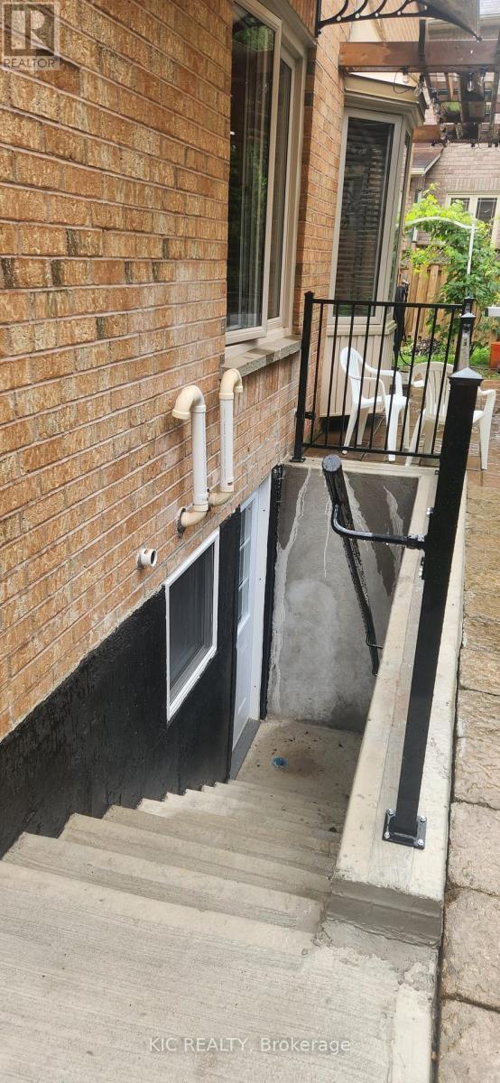 Building Photo - 618 Ponting Pl