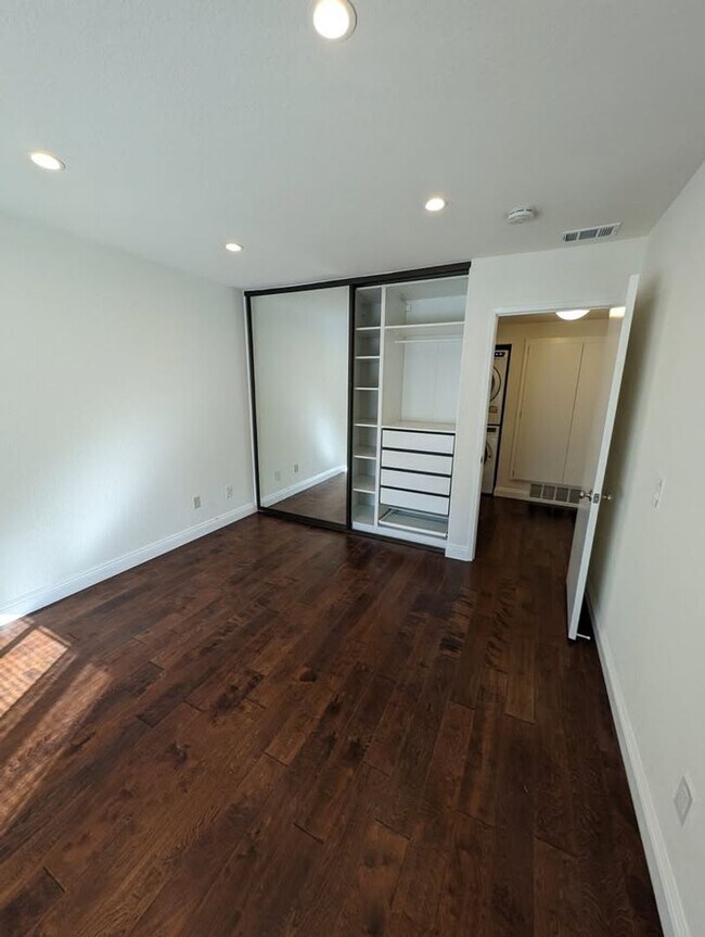 Foto del edificio - PICTURE PERFECT 2 BR/2 BATH PLUS LOFT "CRYSTAL CAY" COND0