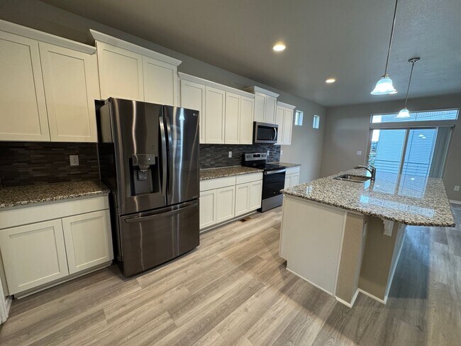 Foto del edificio - Modern 3-Story Corner Lot Home with Hot Tu...