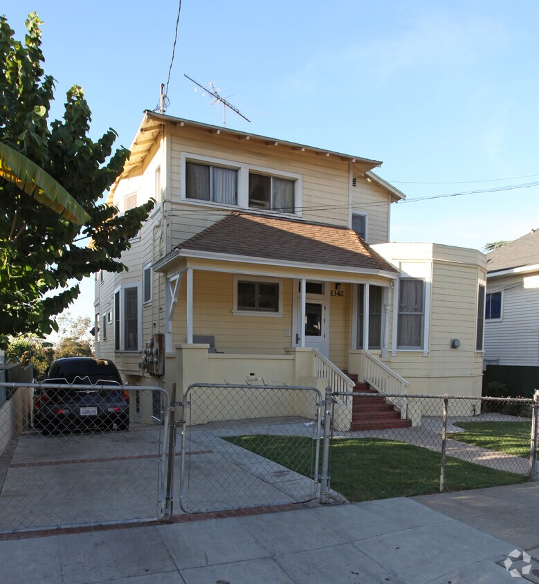 Primary Photo - 1342 Calumet Ave