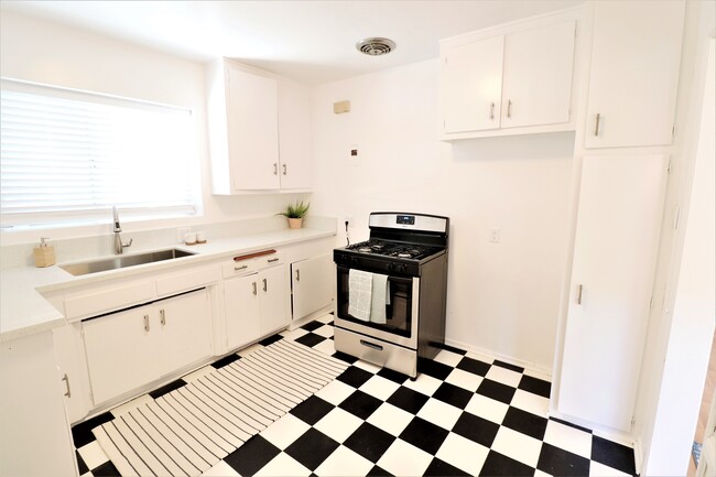 Building Photo - 4100 W McFarlane Ave