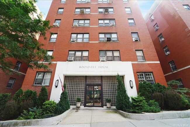 Building Photo - 102-40 67th Dr