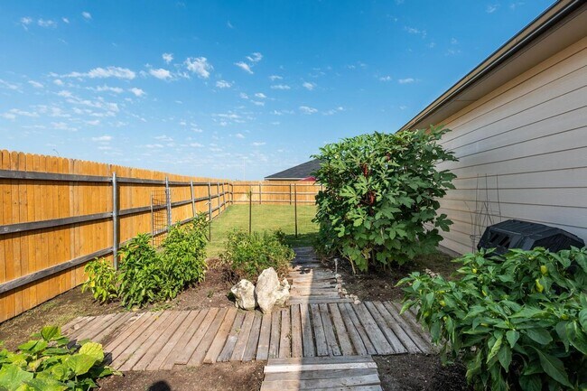 Building Photo - 105 Black Wolf Run