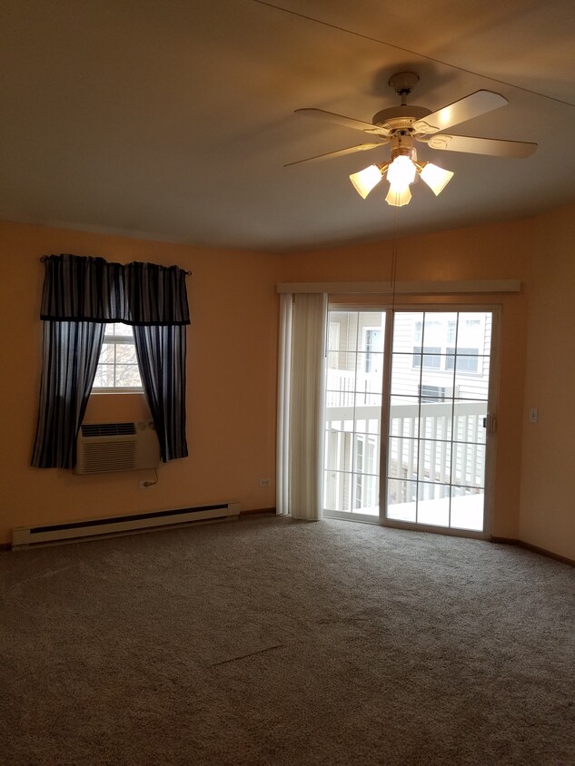 Living room - 1551 W Crystal Rock Ct