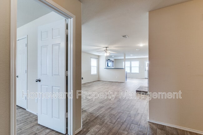 Foto del edificio - 325 Chalkstone Dr