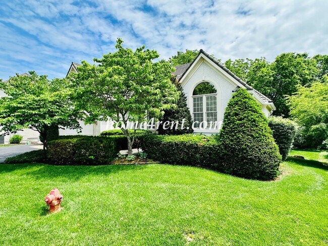 Building Photo - Exceptional 1.5 Story Home in the Prestigious Loch Lloyd Community!