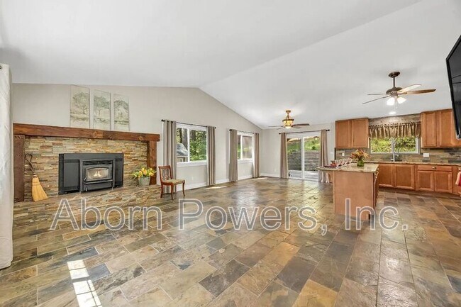 Foto del edificio - 7011 Lakewood Dr