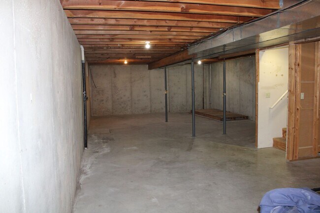 Building Photo - Full Unfinshed Basement