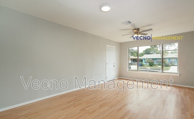 Foto del edificio - 435 W Bedford Ave