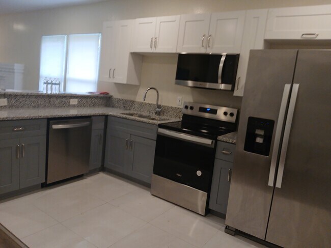 Foto del edificio - 325 W 17th St