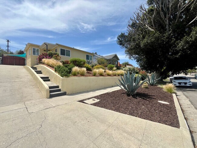 Building Photo - VISTA DEL ORO  3 BEDROOM HOUSE