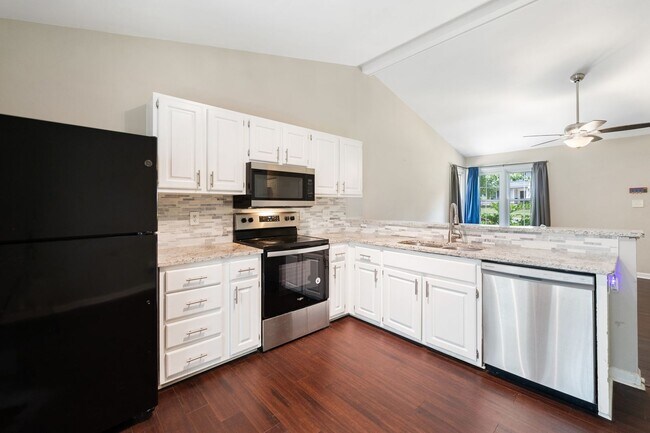 Foto del edificio - Charming 3BR Home with Screened Porch & La...