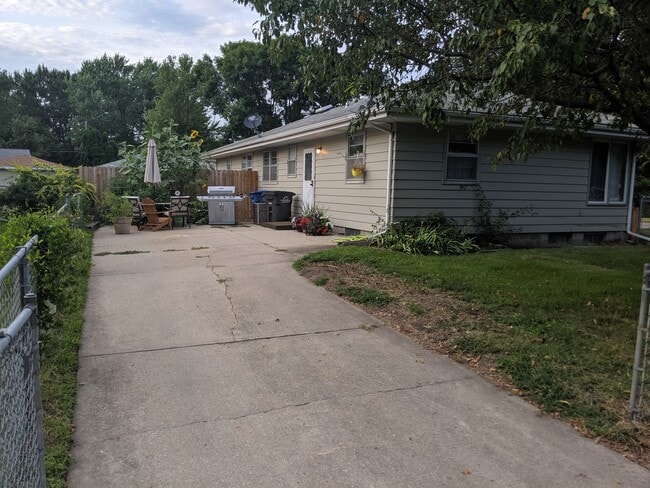 Patio w/ additional parking space - 4800 Lower Beaver Rd