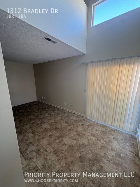 Foto del edificio - 1312 Bradley Dr