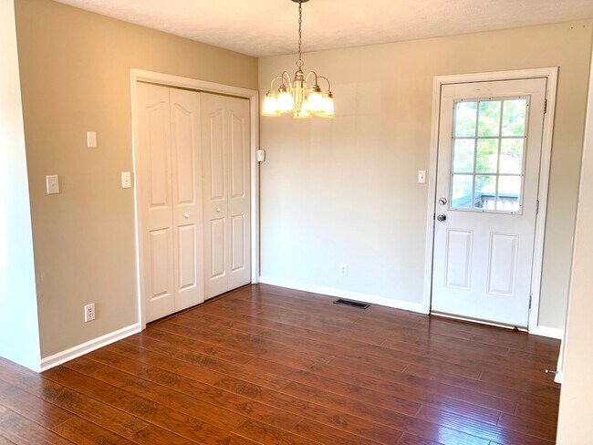 Foto del edificio - 3425 Foxrun Ln