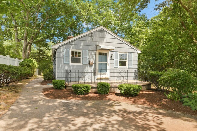 Building Photo - 10 Westchester Cir