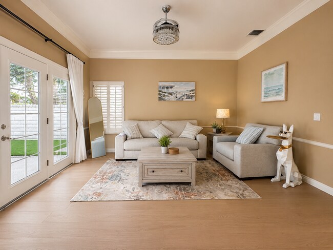 Foto del edificio - Furnished 4BR + Office | Putting Green Yard