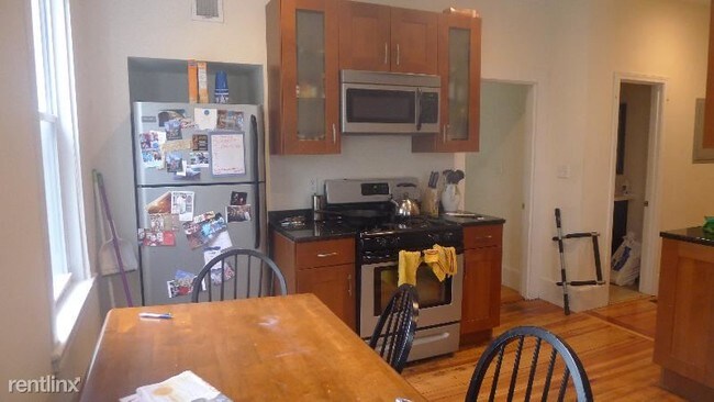 Building Photo - 406 Centre St