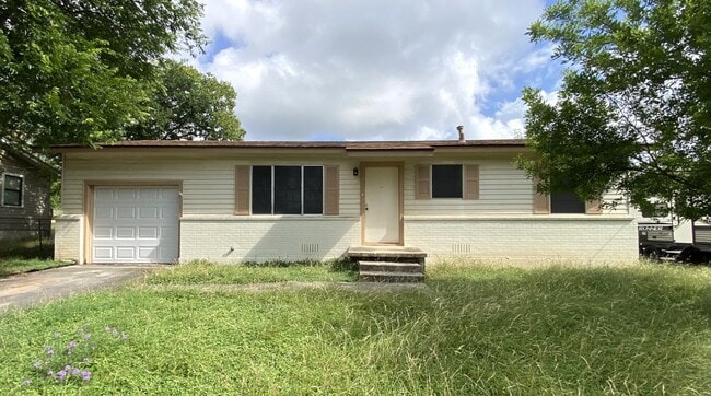 Building Photo - 2116 Circle Dr