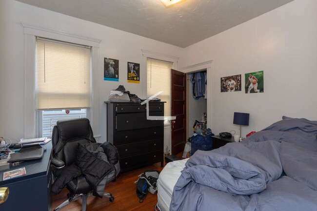 Building Photo - Huge 3 bed near BU and the Green Line in A...