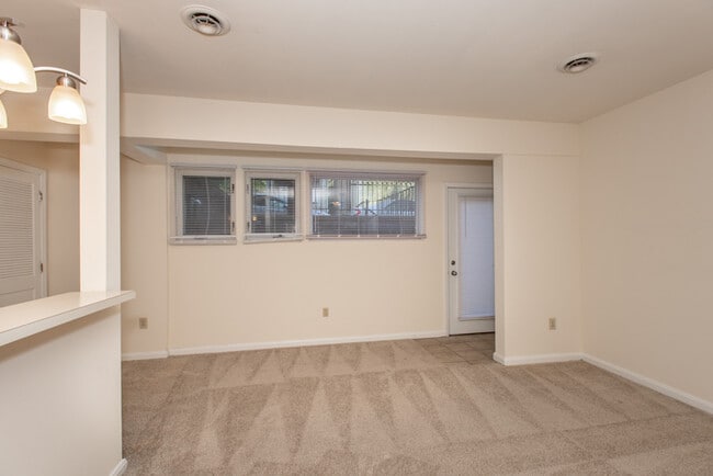 Building Photo - 246-254 E University|Walk to UC & UC Medical
