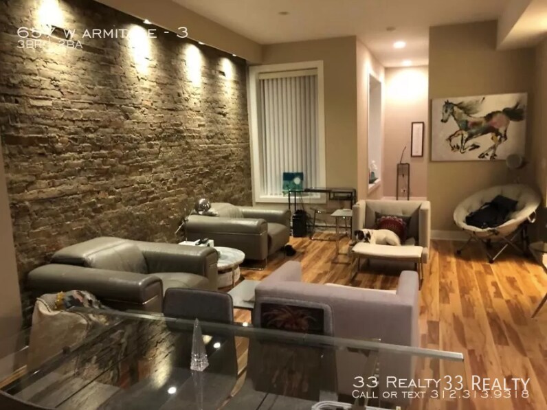 Primary Photo - Top Floor Beautiful 3 Bed 2 Bath Lincoln Park