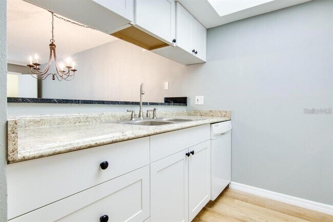 Foto del edificio - 2615 Cove Cay Dr