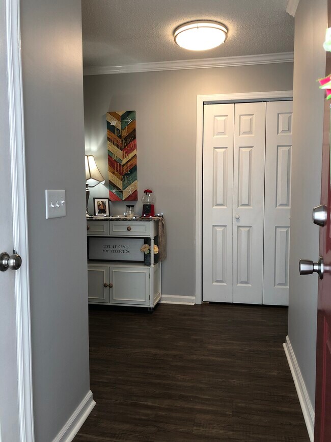 Entryway - 130 W Victoria Ct