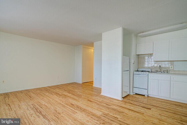 Building Photo - 2101-17 Chestnut St