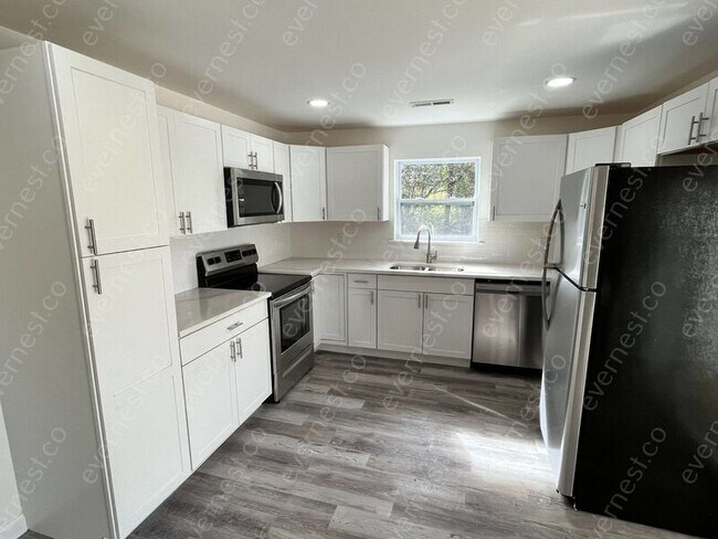 Foto del edificio - 3312 Maple Ln