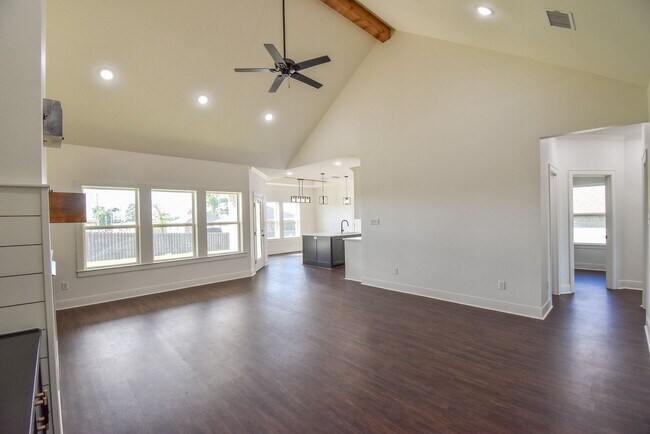 Building Photo - AVAILABLE NOW! Stunning 4 Bedroom 2 Bath i...