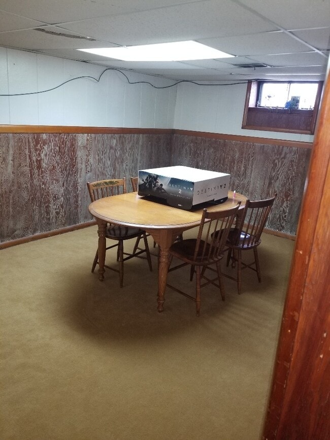 Building Photo - 3 bedroom Bungalow with finished basement..