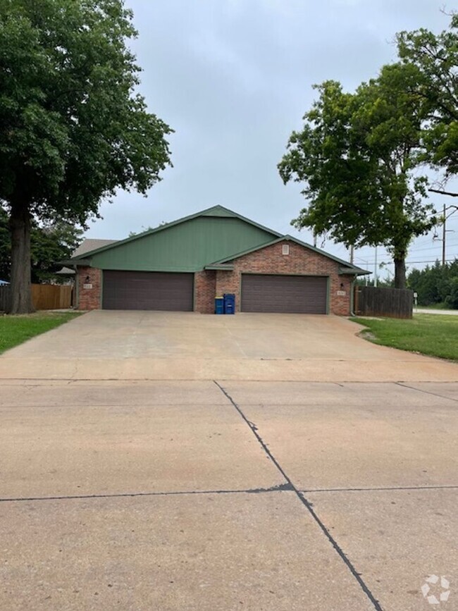 Building Photo - 522-524 E Rogers Dr