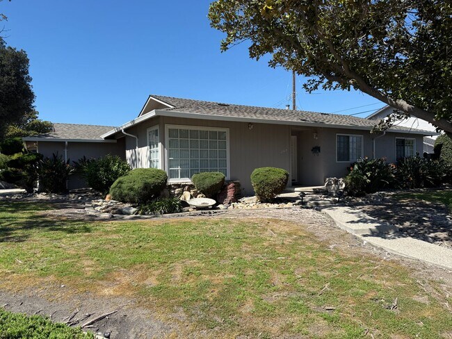 Foto del edificio - Updated single-level home located in the highly sought-after Killarney Farms neighborhood of Sant...