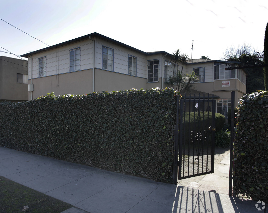 Primary Photo - 13534 Victory Blvd