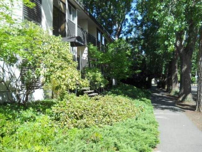 Building Photo - 2 bedroom in Seattle WA 98125