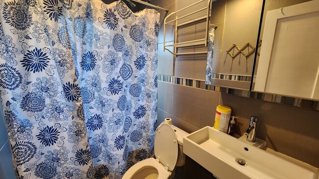 Foto del edificio - Beautiful 2 bedroom house with granite and...