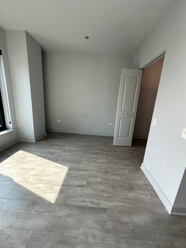 Foto del edificio - 1025 W Addison St