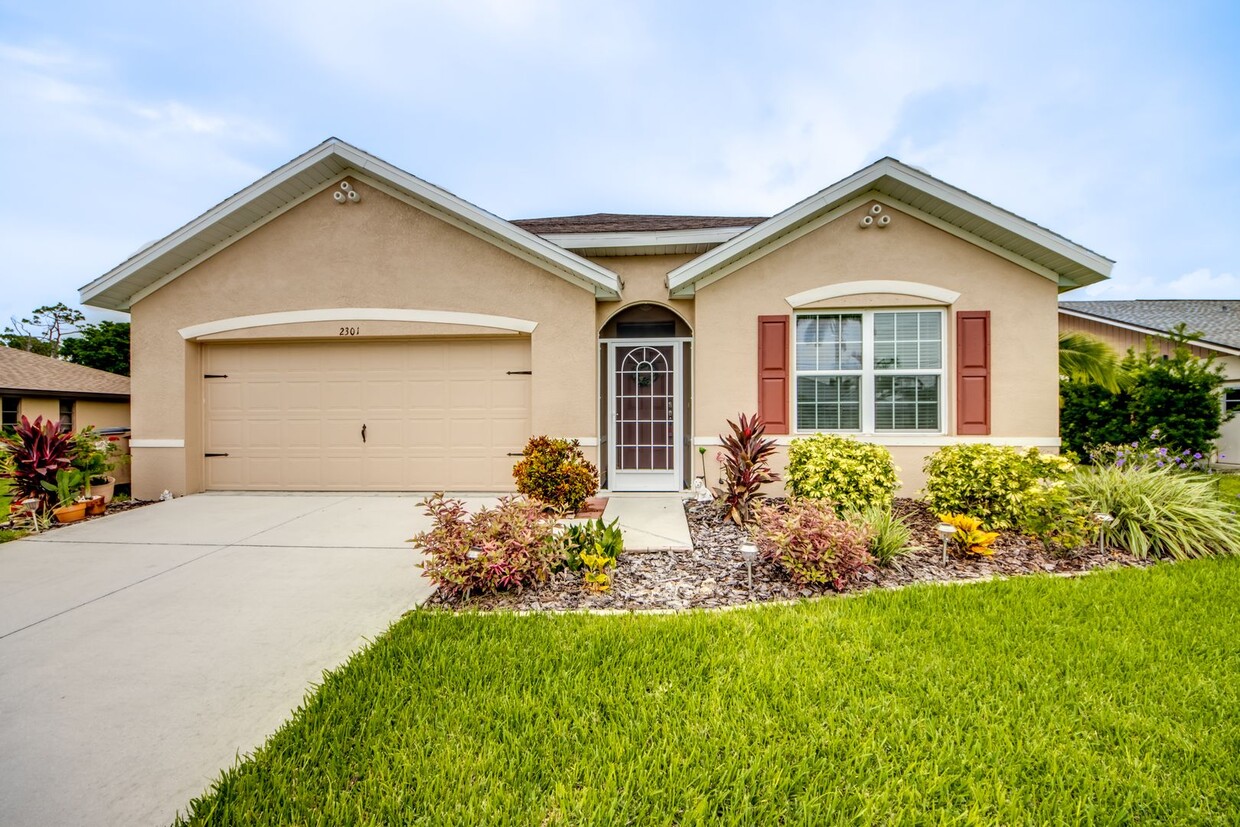 Primary Photo - Coming Soon: Spacious 4BD/2BA Home With Fe...
