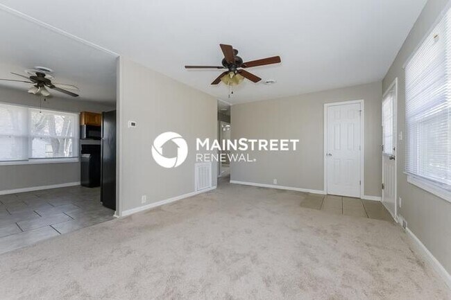 Building Photo - 4 Bedroom Pet-Friendly Home in Kansas City...