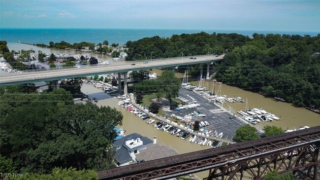 Foto del edificio - 19000 Lake Rd