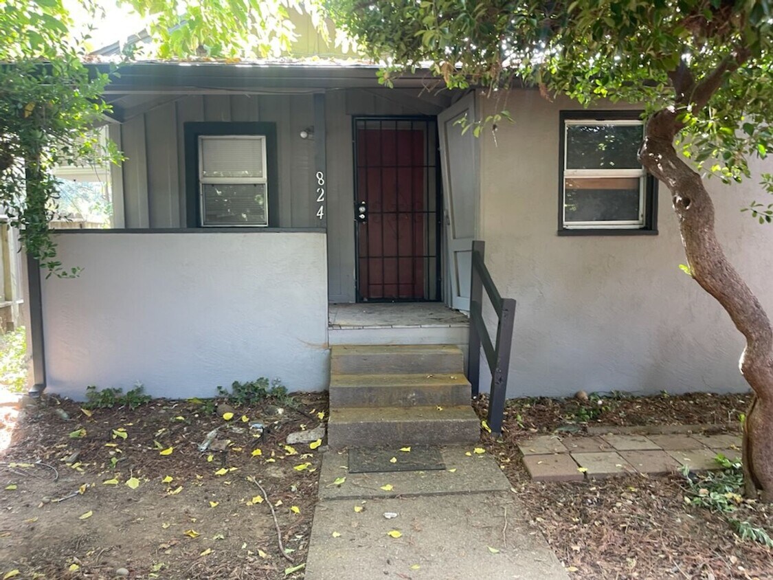 Primary Photo - 820,822 &amp; 824 West Street